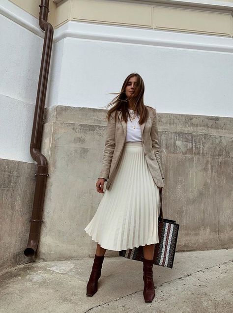 Affordable autumn outfits: beige blazer with pleated midi skirt and sock boots Elegantes Outfit Damen, Rok Outfit, How To Look Expensive, White Pleated Skirt, Rock Outfit, Moda Paris, Spring Outfits Women, A Skirt, Skirt Outfit