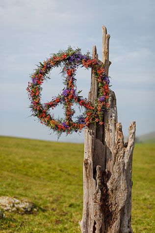 Hippy Wedding Ideas, Hippie Wedding Ideas, Leather And Lace Wedding, Folksy Wedding, Hippie Chic Weddings, Hippie Photography, Boho Hippie Wedding, Woodstock Wedding, Hippie Bride