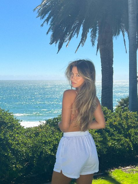 Beach aesthetic California girl Photo Ideas In The Beach, Brazil Beach Girl, Laguna Beach Photos, Beach Cabana Pictures, California Beach Pictures, Painting On The Beach Aesthetic, Beach Aesthetic Photos Instagram, California Girls Aesthetic, Beach Insta Inspo Pics