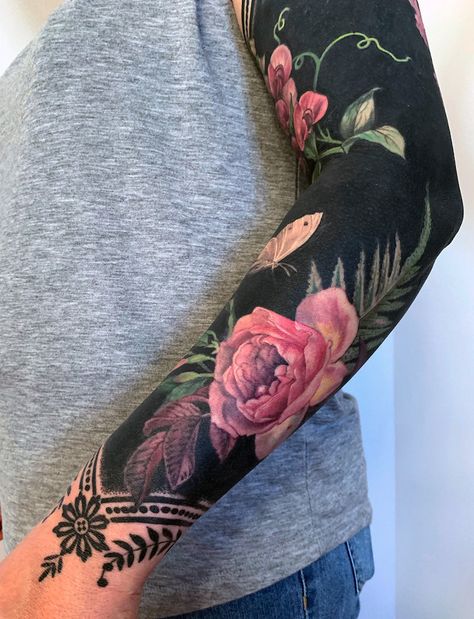 Brilliant Coverup Tattoos Combine Blackout Ink with Blossoms Botanisches Tattoo, Esther Garcia, All Black Tattoos, Black Tattoo Cover Up, Floral Diy, Blackout Tattoo, Tattoo Trend, Tattoo Henna, Tatuaje A Color