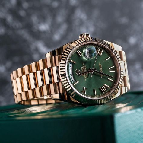 🇮🇹 L'avvocato 🇮🇹 on Instagram: “@watchtraderuk showcasing the 60th anniversary Rose gold Rolex DayDate with green olive dial 🫒 Among the most beautiful out of there 💯” Rolex Daydate Gold, Queen Alexandra, Gold Rolex, Streetwear Men, 60th Anniversary, Green Olive, Face Men, Rolex Day Date, Streetwear Men Outfits