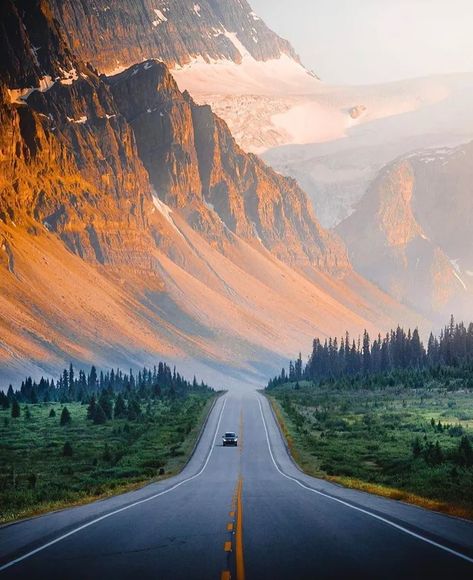 Iceland Parkway in Banff, Alberta - 9GAG Unreal Places, Empty Road, Icefields Parkway, Diorama Ideas, Beautiful Roads, Scenic Roads, Mountain Life, Guitar Art, Scenic Routes