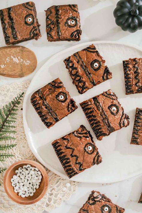 These fun spellbook brownies are perfect for a Hocus Pocus movie night or Halloween party! Hocus Pocus Wedding, Spellbook Brownies, Hocus Pocus Brownies, Hocus Pocus Party Ideas, Hocus Pocus Movie Night, Hocus Pocus Decor, Classic Halloween Movies, Hocus Pocus Movie, Movie Night For Kids