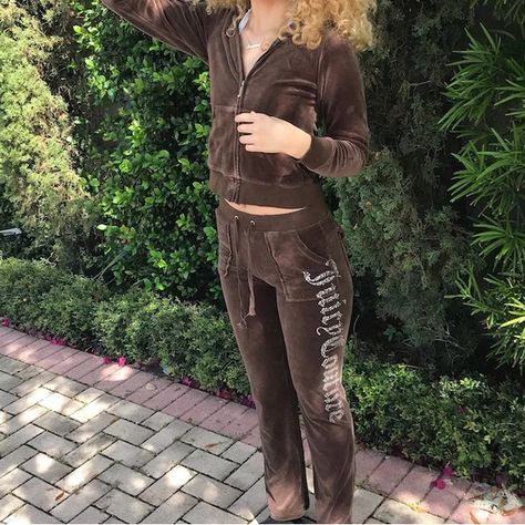 juicy couture tracksuit (brown with back pockets as in picture) Velvet Sweatpants Outfit, Velour Tracksuit 2000s, Velvet Tracksuit Outfit, Velour Tracksuit Outfit, Velvet Sweat Suit, Brown Tracksuit, Juicy Track Suit, Juicy Couture Track Suit, Sweat Suits Outfits