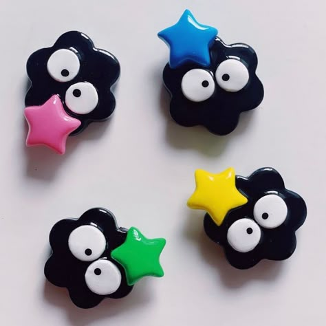 Polymer Clay Magnet, Soot Sprite, Clay Keychain, Clay Magnets, Diy Air Dry Clay, Tanah Liat, Clay Diy Projects, Clay Crafts Air Dry, Cadeau Photo