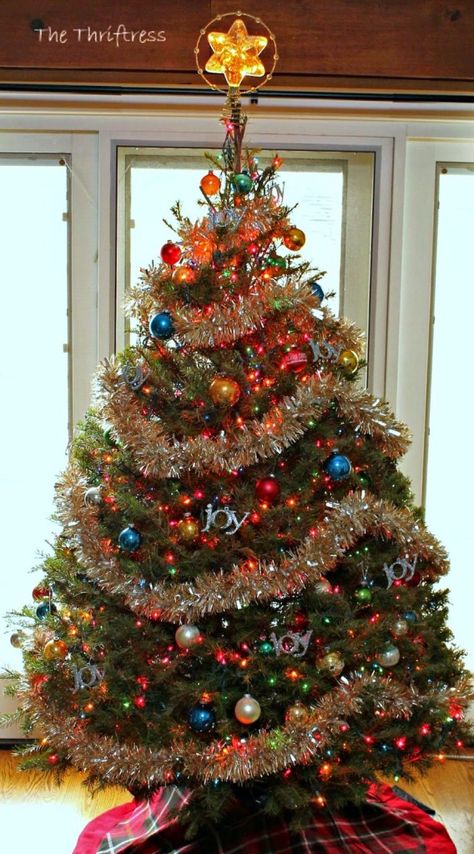 Hallmark Ornament Christmas Tree, Christmas Tree With Garland Ideas, Christmas Tree With Tinsel Garland, Christmas Tree With Tinsel, Christmas Tree With Garland, Tinsel Garland Christmas Tree, Tree With Tinsel, Christmas Tree Tinsel Garland, Christmas Tree Inspiration Traditional