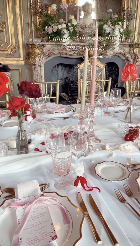 Winter Brunch Table Setting, Table Settings Valentines Day, Galentines Dinner Table Set Up, Happy Galentine’s Day Decor, Floor Dinner Party, Valentines Place Setting, Romantic Set Up, Valentine’s Day Dinner Party, Valentines Table Scape