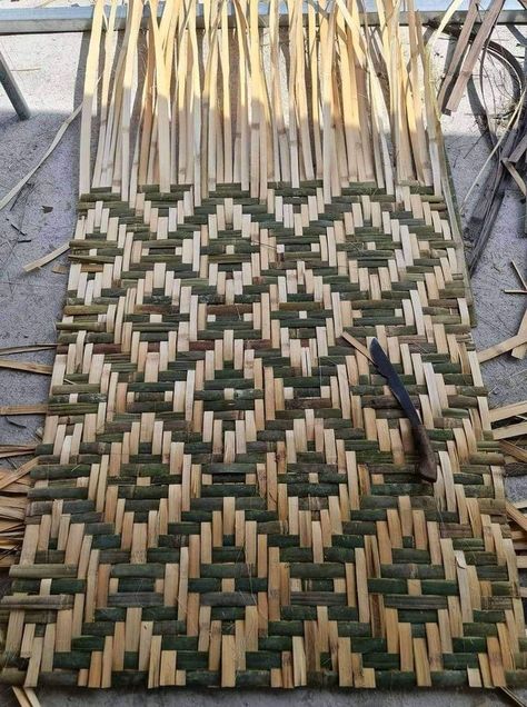 Bamboo Gate Diy, Bamboo Wall Covering, Anyaman Bambu, Bamboo Diy, Flax Weaving, Bamboo Building, Basket Weaving Patterns, Bamboo Decor, Bamboo Art