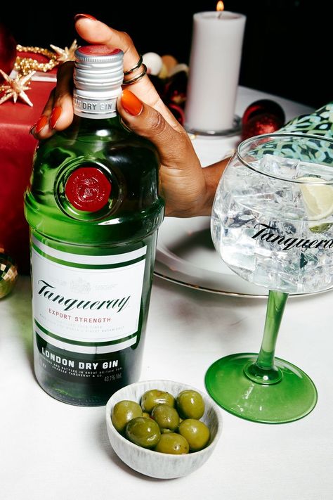 Gin Tanqueray, Tanqueray Gin, London Dry Gin, Memes Status, Dry Gin, Festive Tables, Bottle Lights, Aesthetic Food, Vampire Diaries