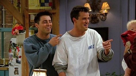 chandler bing and joey tribbiani friends tv show sitcom couple gay goals bisexual bi love pure besties bffs guys bro bromance comedy matthew perry matt leblanc Matt Leblanc And Matthew Perry, Chandler Joey, Friends Actors, Friends 1994, Chandler Friends, Joey Chandler, Joey Friends, Friends Scenes, Matt Leblanc