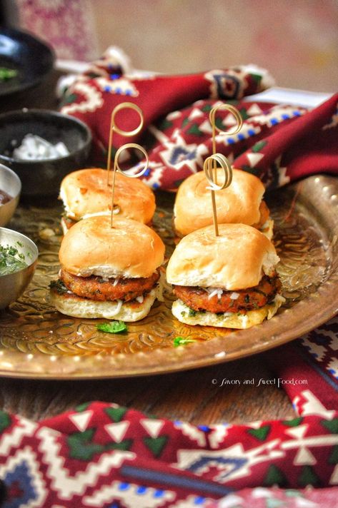 Aloo Tikki Sliders - Savory&SweetFood Aloo Tiki, Aloo Tikki Recipe, Coriander Chutney, Short Recipes, Mashed Potato Cakes, Aloo Tikki, Veg Snacks, Tamarind Chutney, Slider Buns