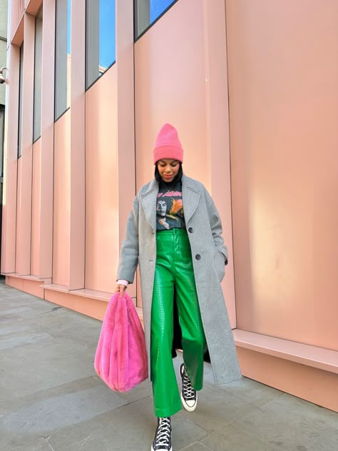 Pink Beanie Outfit Winter, Pink Bag Outfit Ideas, Grey And Green Outfit, Grey Pink Outfit, Trendy Pink Beanie For Spring, Green And Grey Outfit, Grey Coat Aesthetic, Green Pink Outfit, Pink Beanie Outfit