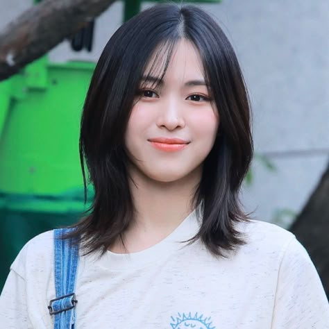 Ryujin Hairstyles, Ryujin Wolfcut, Ryujin Haircut, Lob Layers, Ryujin Hair, Ryujin Short Hair, Short Hair Outfits, Hair Style Korea, Asian Short Hair