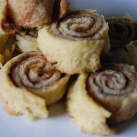 Cinnamon & Sugar Pinwheels Pie Dough Cookies, Pillsbury Pie Crust Recipes, Pie Crust Cinnamon, Pie Crust Cinnamon Rolls, Leftover Pie Crust, Pillsbury Pie Crust, Leftover Pie, Cinnamon Roll Recipes, Baking Pie