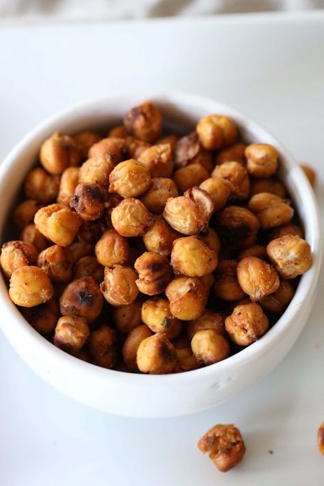 cool ranch roasted chickpeas Cool Ranch Chickpeas, Ranch Chickpeas, Vegan Chickpea Curry, Chickpea Curry Recipe, Chickpea Curry, Roasted Chickpeas, Fresh Salads, Healthy Chicken, Curry Recipes