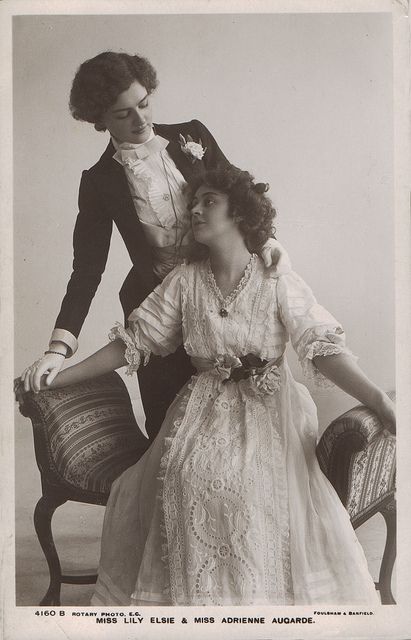 Adrienne Augarde and Lily Elsie Lily Elsie, Couples Vintage, Vintage Lesbian, Vintage Foto's, Lgbt History, Vintage Couples, Lesbian Wedding, Victorian Women, Photo Vintage