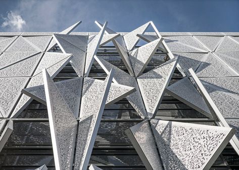 Henning Larsen's university building has a facade that moves in response to changing heat and light. Kinetic Architecture, Dynamic Architecture, Henning Larsen, Metal Facade, Eco Architecture, Renzo Piano, Design Exterior, Building Facade, Facade Architecture