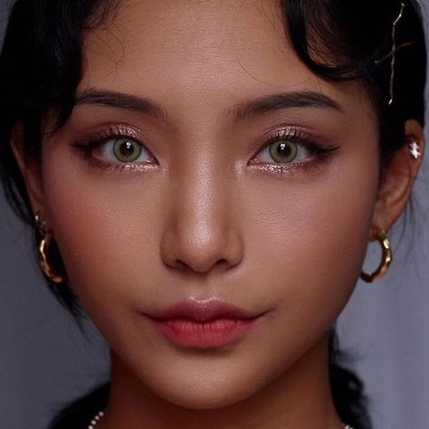 Makeup For Asian Woman, Graduation Makeup Tan Skin, Tan Skin Eye Makeup, Natural Makeup For Morena, Korean Makeup For Tan Skin, Makeup Looks For Tan Skin Tones, Korean Makeup For Round Face, Morena Eye Makeup, Makeup Ideas For Morena