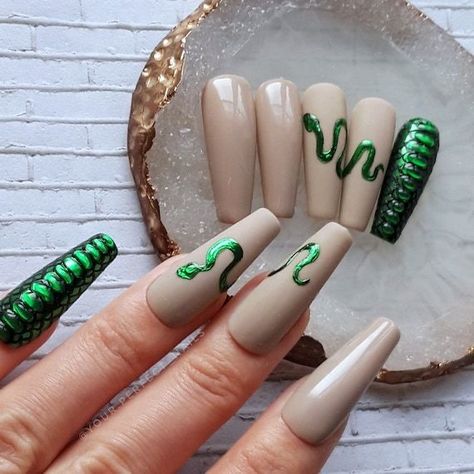 Slytherin Nails, Slytherin Snake, Harry Potter Nails, Halloween Acrylic Nails, Press On Nails Short, Beige Nails, Nails Fake, Prom Nails, Fire Nails