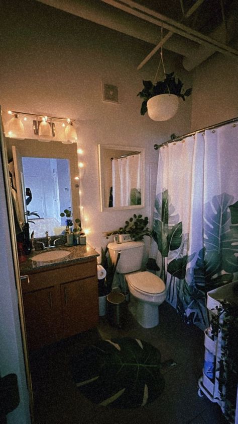 Green Theme Bathroom Decor, Bathroom Inspo Plants, Apartment Decorating Greenery, Apartment Fever Bedroom, Apartment Bathroom Decor Ideas Green, Greenery Bathroom Decor Ideas, Small Bathroom Inspo Apartment, Cozy Apartment Bathroom Ideas, Green Themed Apartment