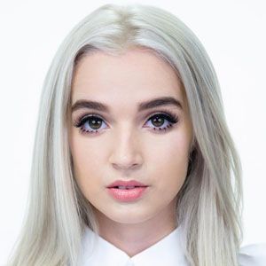 That Poppy Biography - Affair, Ethnicity, Nationality, Salary, Net Worth | Who is That Poppy? That Poppy is an American singer. She is a songwriter, music composer and YouTube personality.  She gained a lot of media attention for her singles "Lowlife" and "Everybody Wants to Be Poppy." Moreover, she has a huge fan following on YouTube Poppy Youtube, Poppy Singer, Im Poppy, Avril Lavigne Style, That Poppy, Low Life, Popular People, Music Composers, Celebrity Interview