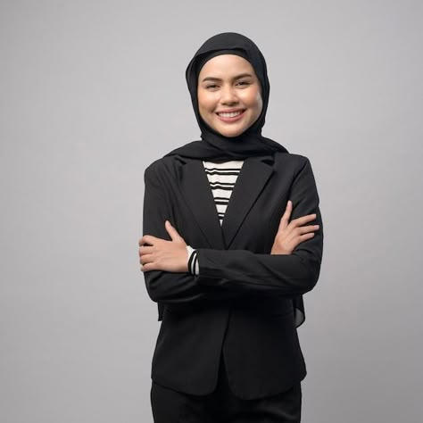 Foto Cv Hijab, Semi Formal Photoshoot, Foto Formal Kerja Hijab, Business Women Hijab, Foto Formal Kerja, Woman With Hijab, Hijab Portrait, Formal Photoshoot, Linkedin Profile Photo