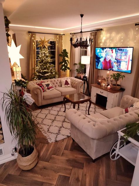 Christmas Tree Living Room Layout, Xmas Living Room, Christmas Home Decorations, Living Room Christmas, Fireplace Living Room, Christmas Living Room, Beautiful Houses Inside, Cozy Christmas Living Room, Cozy Christmas Decor