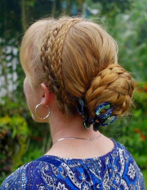 Head Band Braid, Braided 70s Hairstyles, Ren Faire Braided Hair, Braided Headband Updo, Medival Hairstyle Updo, Celtic Hair, Gorgeous Braids, Ponytail Hairstyles Easy, Tangled Hair