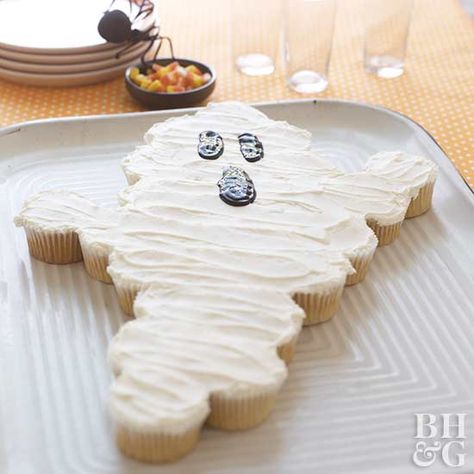 Spooky Ghost Crafts for Halloween Ghost Cupcakes Cake, Ghost Desserts, Ghost Theme Party, Ghost Ideas, Cupcake Arrangements, Fun Halloween Desserts, Diy Ghost, Ghost Cupcakes, Ghost Cake