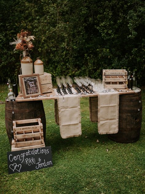 Boho outdoor wedding bar design with chalkboard sign with wooden crates with dried wedding flowers | wedding drinks | wedding bar design | wedding drink serving ideas for outdoor wedding | Joshua Andrew Potter Wedding Bar Display, Outdoor Wedding Bar, Wedding Cocktail Bar, Wedding Food Bars, Wedding Bar Decor, Boho Outdoor Wedding, Wedding Drink Station, Groomsmen Party, Wedding Drink Menu