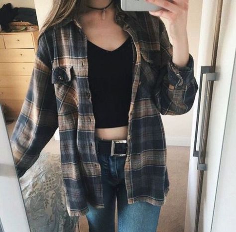 Dark Flannels, jeans, crop tops Grunge Winter Outfits, Winter Hipster, Look Grunge, Tokyo Street Fashion, Flannel Outfits, 90s Fashion Grunge, Fashion 90s, Winter Shorts, Fashion Grunge