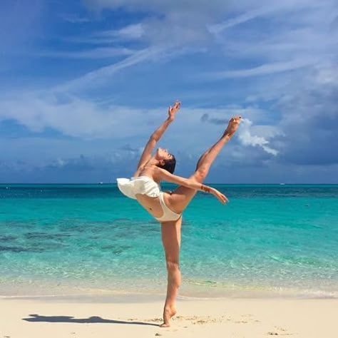 Beach Dance Photography, Flexibility Gymnastics, Dancing Photography, Dance Photo Ideas, Beach Dance, Yoga On The Beach, Dance Photoshoot, Dance Photo Shoot, Dance Picture Poses