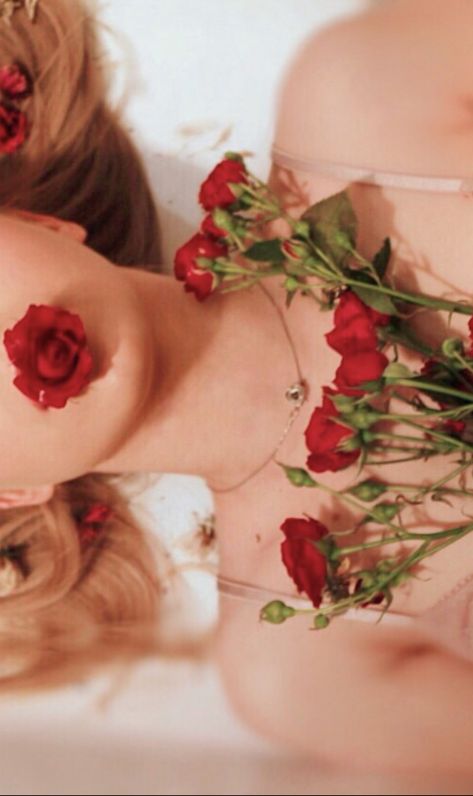 Laying In Flowers Photoshoot, Single Rose Photoshoot, Portraits With Roses, Rose Petals Photoshoot Ideas, Rose Garden Photoshoot Aesthetic, Rose Petals Photoshoot, Rose Petal Photoshoot, Red Rose Photoshoot, Hailey Photoshoot