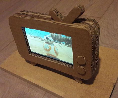 Cardboard Phone, Diy Phone Stand, Funny Fruit, Cardboard Crafts Diy, Tv Watching, Cardboard Box Crafts, Cardboard House, Diy Tv, Cardboard Art