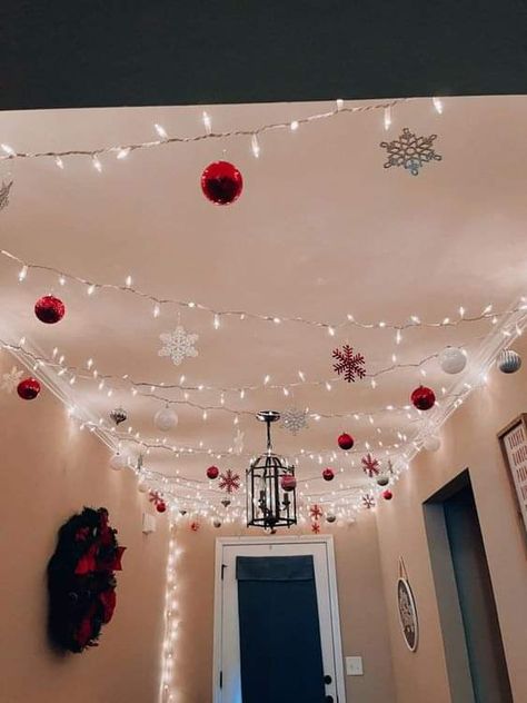 Door Ideas For Christmas, Christmas Hallway Decor, Bedroom Door Ideas, Hallway Christmas, Christmas Ceiling Decorations, Christmas Hallway, Ward Christmas Party, Christmas Tablescape, Christmas Clay