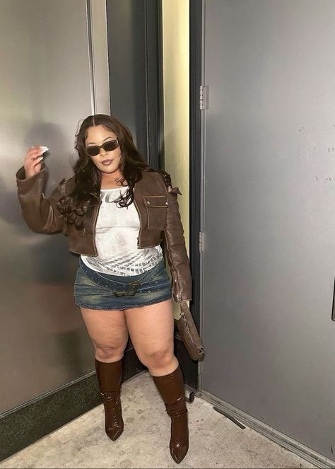 ₊˚ෆ Follow me for more 𐙚 visit my boards ₊˚ෆ 90s Plus Size Outfits, Plus Size Going Out Outfits Night, Plus Size Mini Skirt Outfit, Plus Size Club Outfits Night Out, Plus Size Birthday Outfits, Plus Size Going Out Outfits, 90s Fine, Plus Size Mini Skirt, College Ootd