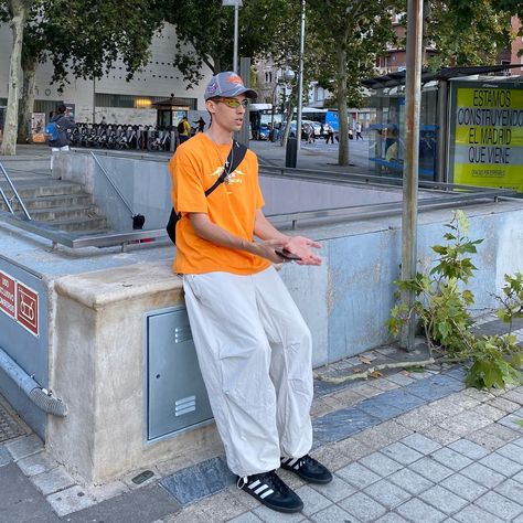 Orange Tee Outfit, Minimalist Fashion Men, Orange Tees, Orange Outfit, Men Stylish Dress, Guys Clothing Styles, Jersey Outfit, Streetwear Aesthetic, Cool Fits