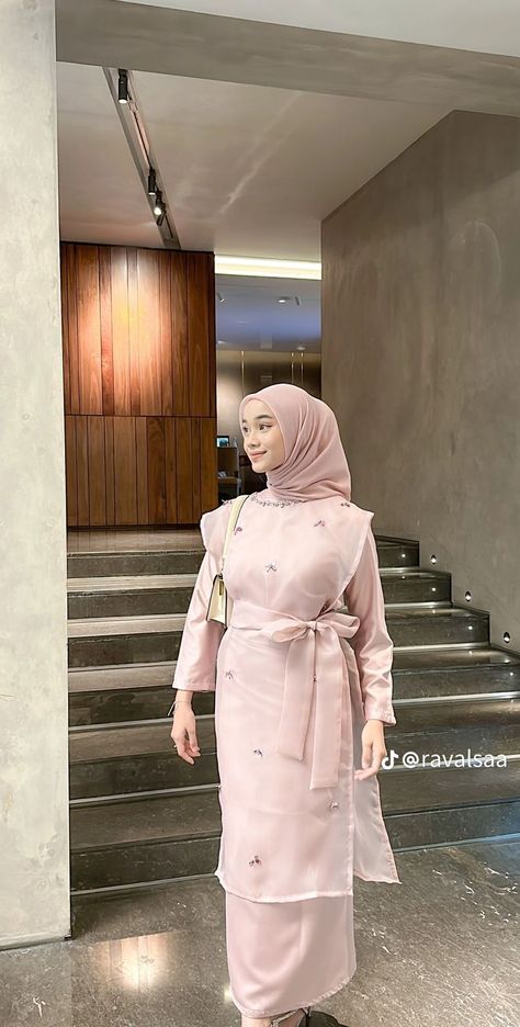 Ootd Wisuda Hijab, Ootd Bridesmaid Hijab, Kebaya Bridesmaid Hijab, Gamis Pink, Kebaya Wisuda Hijab, Bridesmaid Dresses Hijab, Model Dress Kebaya, Kondangan Outfit, Batik Dress Modern