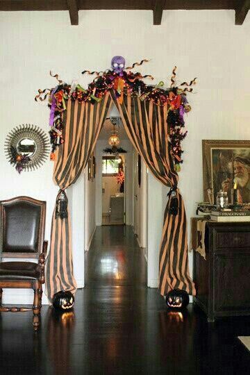 Halloween hallway or door way entrance deco idea. G;) Diy Halloween Dekoration, Halloween Curtains, Casa Halloween, Adornos Halloween, Dekor Diy, Fun Halloween Decor, Halloween Decorations Indoor, Theme Halloween, Halloween 2018