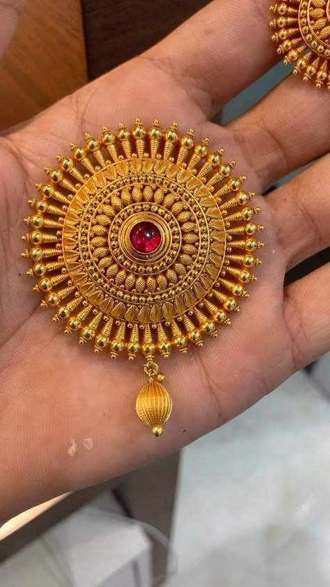 Loket Sets Gold Design, Antique Gold Pendant Designs, Pendal Set Design In Gold, Lockets Gold Indian, Gold Locket Design, Pendent Designs, Gold Pendant Designs, Gold Lockets, Antique Gold Rings