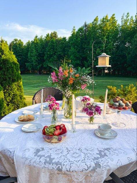 Tea Party Setting Table, Tea Party Tablecloth Ideas, Round Tea Party Table, Tea Party Table Setup, Garden High Tea Party, Tea Party Picnic Aesthetic, Tea Party Table Set Up Vintage, Tea Party Round Table Set Up, Round Table Garden Party