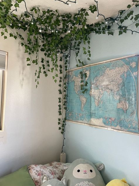 Ivy Bedroom Ceiling, Vine Decoration Bedroom, Faux Ivy Ceiling, Living Room Vines Decor, Bedroom Ideas Leaves, Ceiling Decor Ideas Bedrooms, Vine Cluster Room, Leafs Aesthetic Room, Ceiling Ideas Dorm