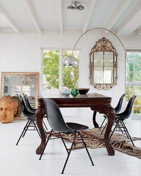 Arco Floor Lamp, Mirror On The Wall, Traditional Table, Chaise Design, Eclectic Interior, Home Fashion, Room Table, Modern Chairs, Design Interior