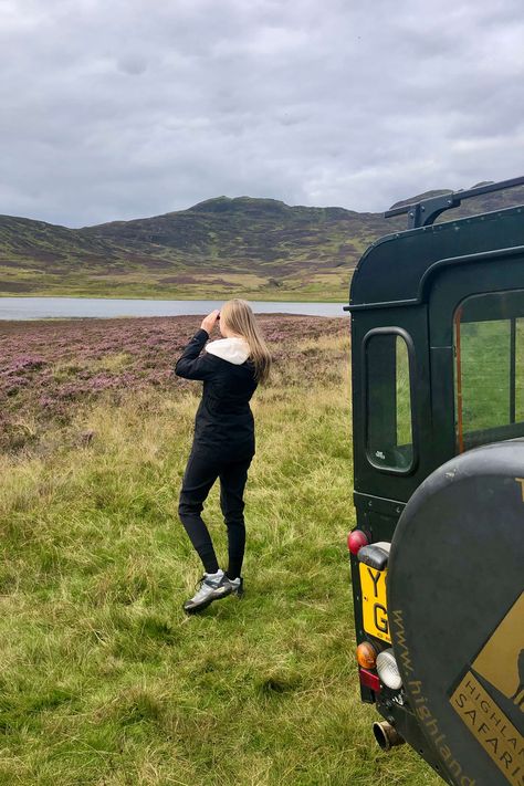 Hiking In Scotland Outfit, Outfits For Scotland In Summer, Scotland Fashion Summer, Summer Scotland Outfits, Scotland Fashion Woman, Scottish Highlands Outfit, Scotland Outfit Spring, Scotland Outfit Summer, Scotland Summer Outfits