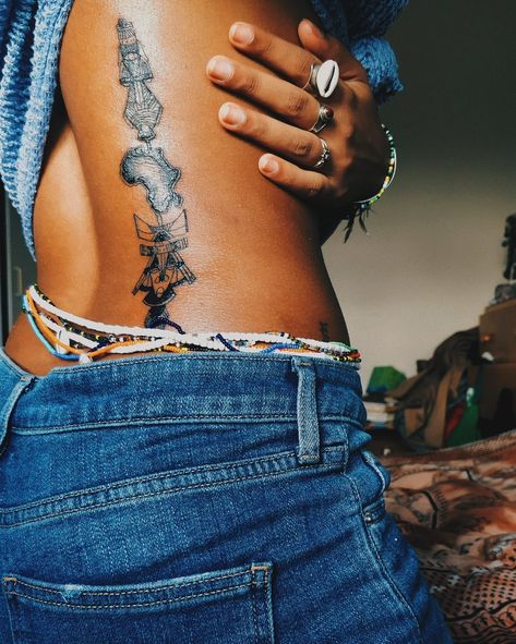 African Queen Tattoo, African Sleeve Tattoo, Tattoos Spine, Dark Skin Tattoo, Amazing 3d Tattoos, Africa Tattoos, African Tattoo, Black Girls With Tattoos, Spine Tattoos For Women