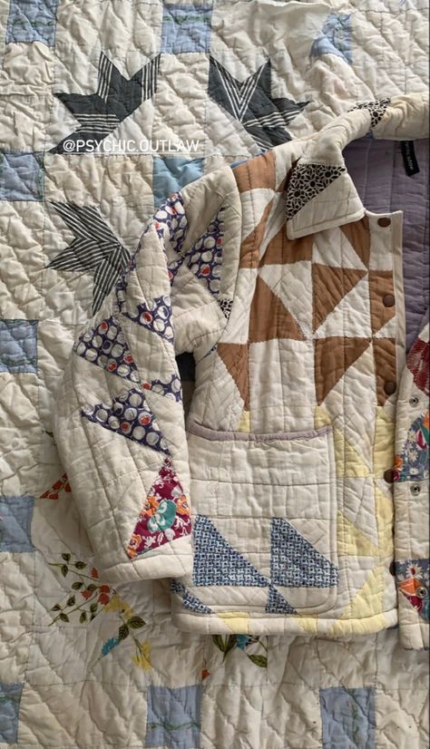 Quilted Jacket Vintage, Quilted Jacket Patchwork, Quilted Jacket Aesthetic, Quilted Pants Pattern, Vintage Quilt Jacket, Quilt Robe, Quilt Jeans, Sewing Projects Clothing, Quilt Upcycle