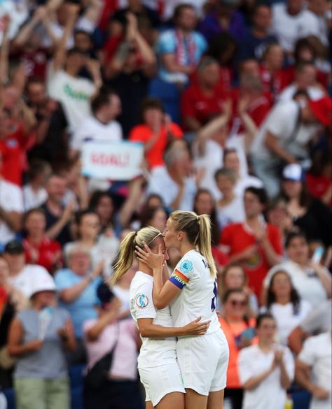 Beth Mead, England Ladies Football, Leah Williamson, Female Soccer, England National Team, Arsenal Ladies, England Football Team, Female Soccer Players, Uk Football