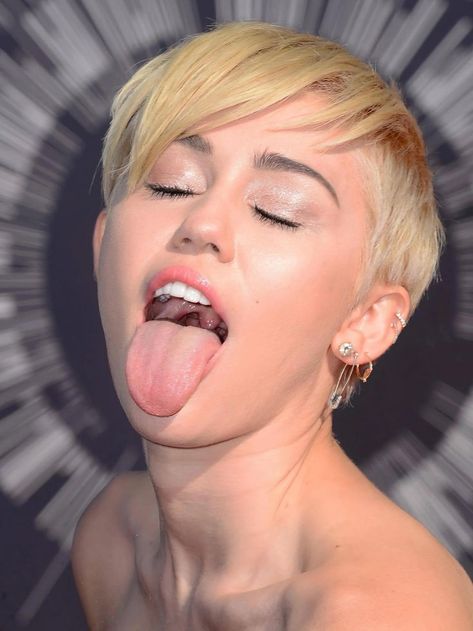 Miley Cyrus Tongue, Hannah Miley, Miley Cyrus Photoshoot, Britney Spears Pictures, Female Singers, Bobby Brown, Millie Bobby Brown, Great Hair, Miley Cyrus