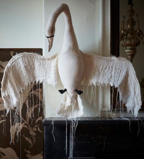 Swan by soft sculpture artist and designer Tamar Mogendorff Brown Autumn, Textile Sculpture, Nursery Room Inspiration, Wallpaper Patterns, Tea Dyeing, White Swan, Fabric Birds, Soft Sculpture, Doll Making