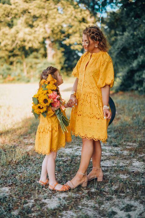 Mother’s Day Outfit, Children Poses, Kids Prom Dresses, Mommy Daughter Photos, Mom Daughter Outfits, Daughter Dress, Daughter Outfits, Mother Daughter Fashion, Mother Daughter Dress